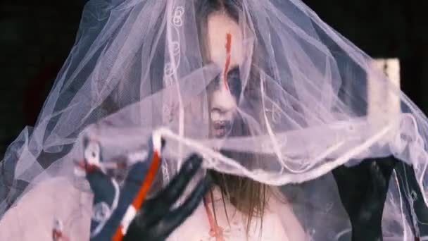 Gros Plan Portrait Zombie Femme Robe Mariée Avec Voile Regardant — Video
