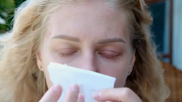 Potret Seorang Wanita Sakit Lelah Dengan Mata Biru Menatap Kamera — Stok Video