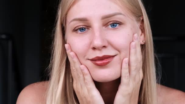 Φυσική Ομορφιά Και Αυτοφροντίδα Νέα Ελκυστική Ξανθιά Γυναίκα Μπλε Μάτια — Αρχείο Βίντεο