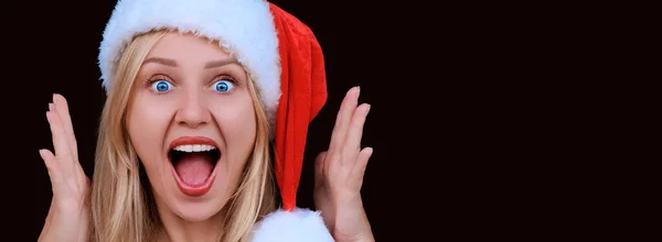 一个惊讶的女人的画像 她嘴张开 戴着一顶大礼帽 凝视着被黑暗背景隔离的相机 圣诞节 很好的弹药销售 节日横幅 圣诞节折扣和销售 — 图库照片