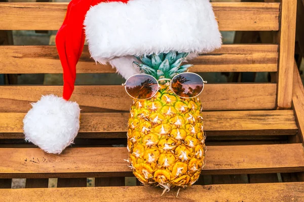 Retrato Relaxante Engraçado Abacaxi Vestindo Óculos Sol Chapéu Papai Noel — Fotografia de Stock