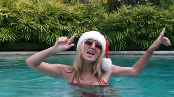 Šťastná Blondýnka Santa Klobouku Sluneční Brýle Červené Plavky Tančí Slaví — Stock video