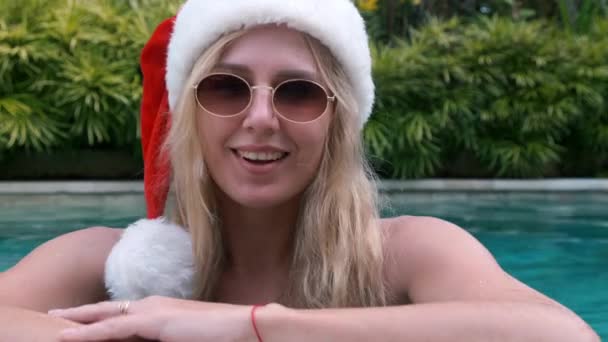 Ładna Blondynka Kapeluszu Okularach Przeciwsłonecznych Patrzy Obiektyw Podczas Gdy Basenie — Wideo stockowe