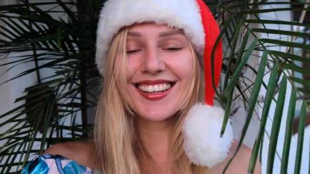 Portret Młodej Pięknej Uśmiechniętej Dziewczyny Noszącej Czapkę Mikołaja Świętuje Boże — Wideo stockowe