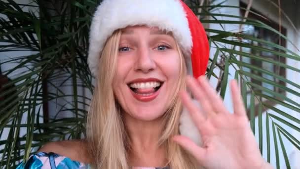Portret Młodej Pięknej Uśmiechniętej Dziewczyny Czapce Mikołaja Świętującej Boże Narodzenie — Wideo stockowe