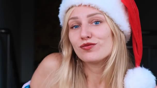 Mujer Feliz Vestida Santa Sombrero Bailando Con Hombros Sonriendo Navidad — Vídeo de stock
