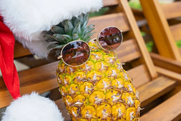 Close Relaxing Funny Pineapple Wearing Sunglasses Santa Claus Hat Lies — Stock Photo, Image