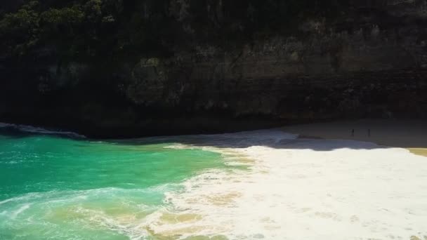 Olas Grandes Una Playa Paradisíaca Playa Kelingking Agua Turquesa — Vídeo de stock