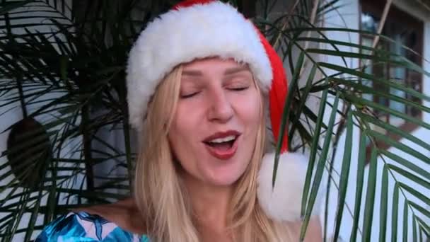 Portret Van Jong Mooi Lachend Meisje Santa Hoed Vieren Kerstmis — Stockvideo