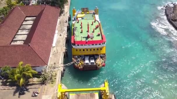 Vista Aérea Drone Ferry Atracagem Ferry Transporta Carros Motocicletas Pessoas — Vídeo de Stock