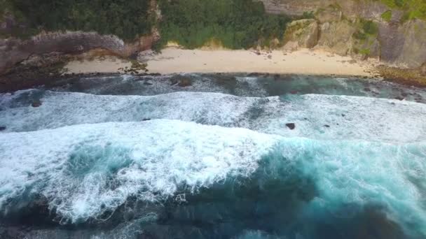 Flygfoto Drönarbilder Havssurfing Ovanifrån Stora Blå Vågor Med Vitt Skum — Stockvideo