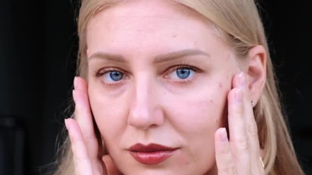 Naturlig Skönhet Och Egenvård Ung Attraktiv Blond Kvinna Med Blå — Stockvideo