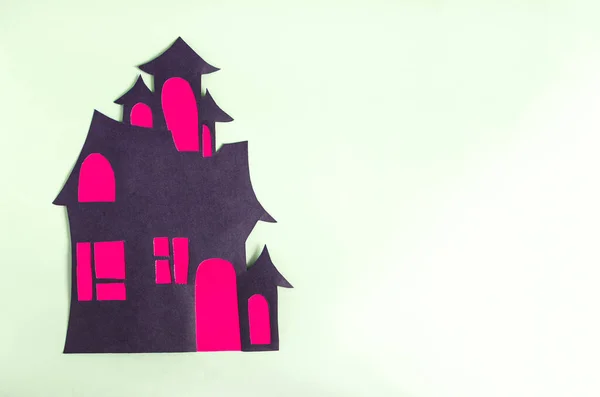 Die Pappapplikation Ist Ein Dunkles Haus Mit Roten Fenstern Auf — Stockfoto