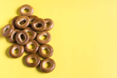 Metin için arka planda hafif bir üst görünümde yuvarlak simit pişirme