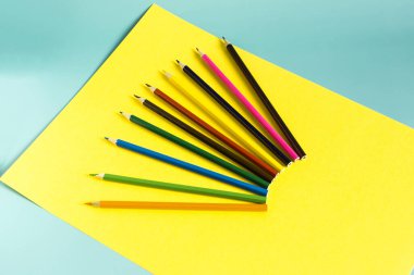 Renkli kalemlerle yakın plan sarı-mavi arkaplan