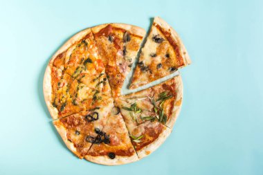 Renkli arka plan manzaralı ince hamurlu dört aromalı taze pizza. İnce hamurlu pizza yakın plan.