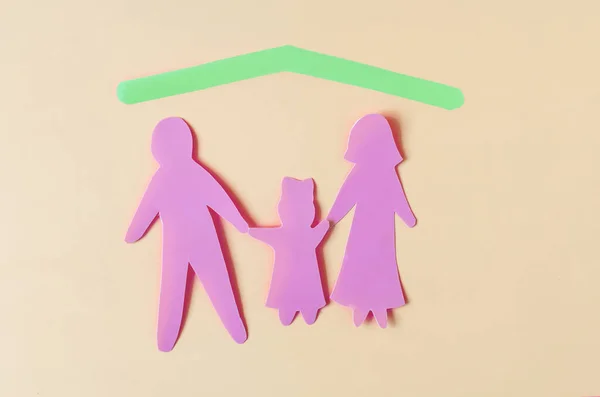 Kartonnen Figuren Van Twee Volwassenen Een Kind Onder Een Groen — Stockfoto