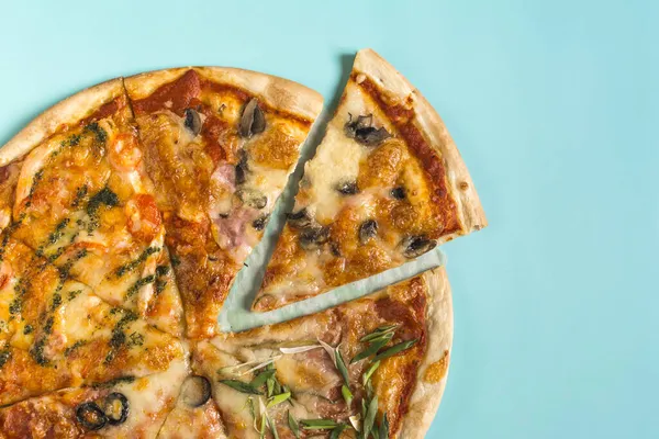 Свежая Пицца Четырьмя Вкусами Кусочком Теста Видом Сверху Пицца Тонком — стоковое фото