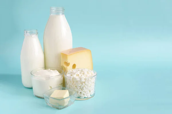 Γαλακτοκομικά Προϊόντα Διαφήμιση Ελαφρύ Φόντο Γάλα Κεφίρ Ξινή Κρέμα Τυρί — Φωτογραφία Αρχείου