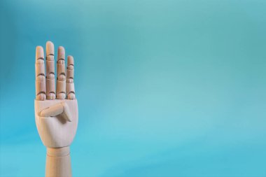 Tahta el hareketi dört parmak yukarıda gösteriyor. Konsept, arka planda dört numarayı gösteren ahşap bir el.