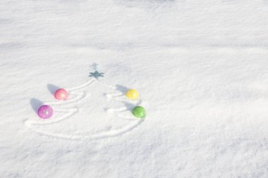 Karla boyanmış soyut Noel ağacı ve yakın plan renkli oyuncaklar. Yeni yıl arkaplanı.