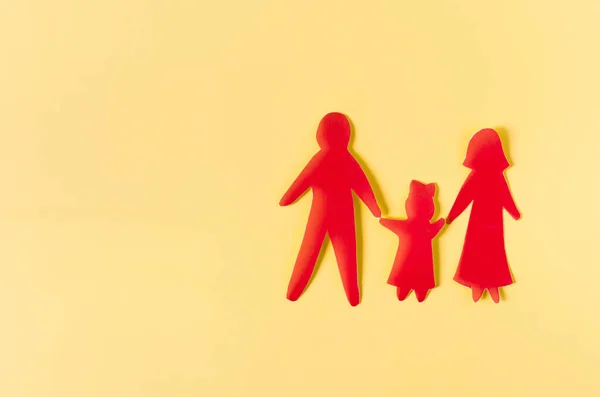 コピースペースの色の背景に2人の大人と子供の段ボールの数字 家族関係の概念 — ストック写真
