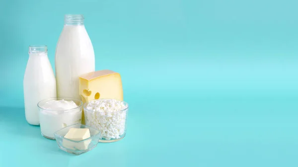 Έννοια Της Κατανάλωσης Γαλακτοκομικών Προϊόντων Γάλα Κεφίρ Ξινή Κρέμα Τυρί — Φωτογραφία Αρχείου