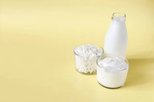 Ξινή Κρέμα Γάλακτος Και Τυρί Cottage Γυάλινο Δοχείο Στο Παρασκήνιο — Φωτογραφία Αρχείου