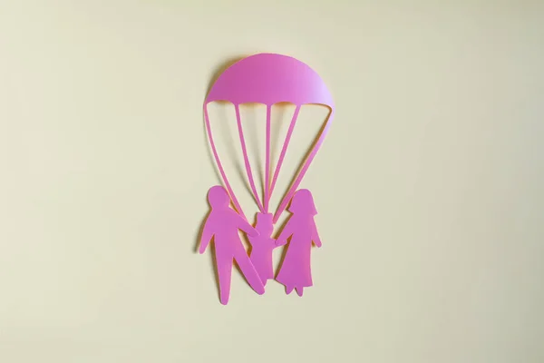 Familia Cartón Abstracto Tres Paracaídas Rescate Cuadro Minimalista Protección Familiar — Foto de Stock