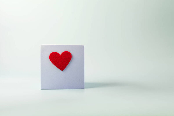 Подиум в виде куба с красным сердцем на синем фоне место для текста