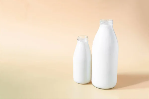Banner Δύο Γυάλινα Μπουκάλια Γάλα Ένα Έγχρωμο Φόντο Ένα Λίτρο — Φωτογραφία Αρχείου