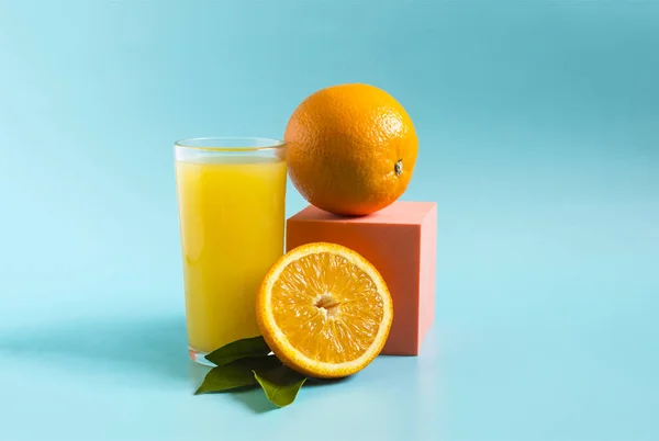 Verse Sinaasappelsap Een Transparant Glas Met Een Decor Van Sinaasappels Stockfoto