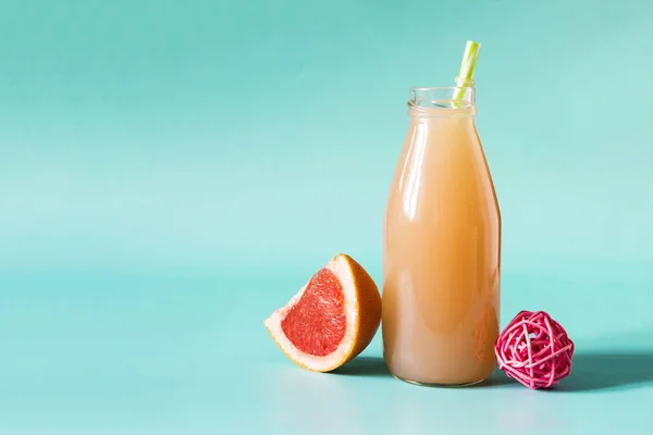 Grapefruit Juice Grapefruit Slices Blue Background Grapefruit Juice Glass Glass — Stock Photo, Image