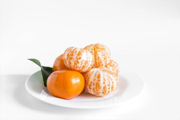 Mandarines Fraîches Avec Une Feuille Verte Sur Une Assiette Blanche — Photo