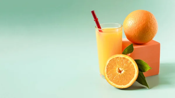 Baner Naturalny Sok Pomarańczowy Przezroczystej Szklance Wystrojem Pomarańczy Zielonych Liści — Zdjęcie stockowe
