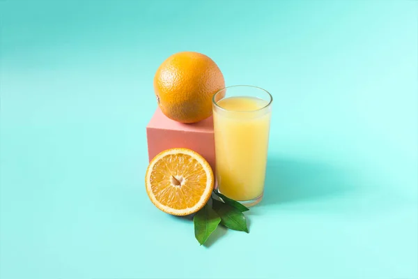 Vers Sinaasappelsap Een Transparant Glas Met Een Decor Van Sinaasappels Stockfoto