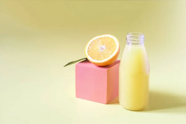 Natuurlijk Sinaasappelsap Een Transparante Fles Met Een Decor Van Oranje Stockafbeelding