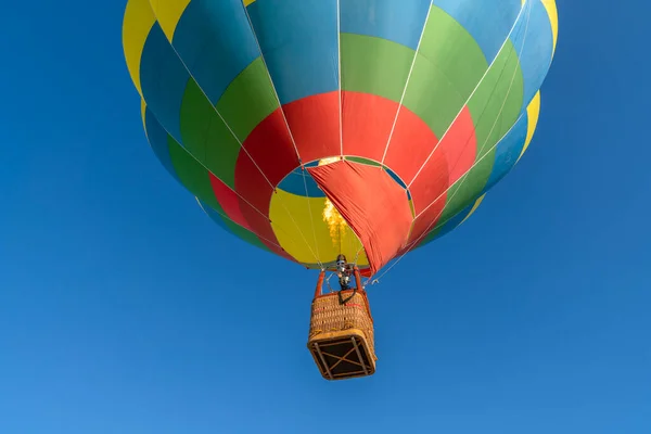 Деталь Красочного Воздушного Шара Летящего Голубом Небе Закрыть — стоковое фото