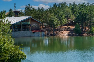 Yozgat, Türkiye, 7 Temmuz 2022: Göl manzaralı Camlik Gol Kafe