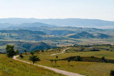 Antik Hattusa kentinde turistlerin antik yapıları ziyaret etmesi için kullanılan yol ve Bogazkale yakınlarındaki bir dağ. Corum, Türkiye.