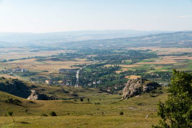 Hattusa 'nın genel görünümü Hitit İmparatorluğu' nun başkentiydi ve bazı taş yapılar ve modern Bogazkale kasabası arka plandaydı. Corum, Türkiye.