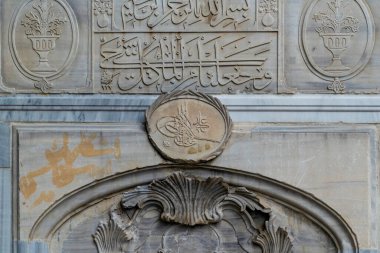 İstanbul, Türkiye - 18 Haziran 2022: Tugra ve mermer üzerine bazı Arapça yazıtlar ve süsler