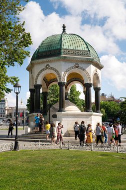 İstanbul, Türkiye - 18 Haziran 2022: Yeni Cami (Türkçe: Yeni Cami, orijinal adıyla Valide Sultan Camii, Türkiye