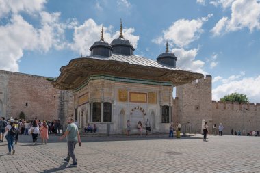 İstanbul, Türkiye - 18 Haziran 2022: Yeni Cami (Türkçe: Yeni Cami, orijinal adıyla Valide Sultan Camii, Türkiye