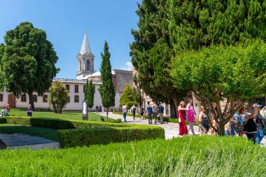 İstanbul, Türkiye - 18 Haziran 2022: Turistlerle birlikte tarihi Topkapı Sarayı 'nın avlusu