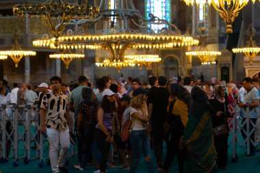 İstanbul, Türkiye - 18 Haziran 2022: Ayasofya 'nın İçi. Ulu Cami ve eski adıyla Kilise, İstanbul, Türkiye 'deki hacılar ve turistler arasında popüler bir yerdir.