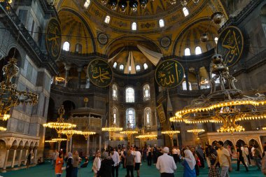 İstanbul, Türkiye - 18 Haziran 2022: Ayasofya 'nın İçi. Ulu Cami ve eski adıyla Kilise, İstanbul, Türkiye 'deki hacılar ve turistler arasında popüler bir yerdir.