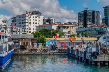 İstanbul, Türkiye - 19 Haziran 2022: Feribot iskelesi ve Bostanci ilçesinde park halindeki feribotlar.