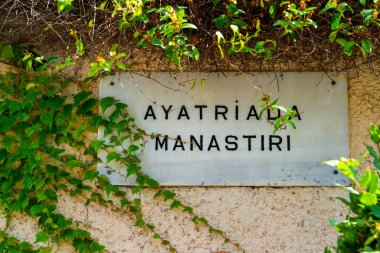 İstanbul, Türkiye - 18 Haziran 2022: Yeni Cami (Türkçe: Yeni Cami, orijinal adıyla Valide Sultan Camii, Türkiye