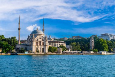 İstanbul, Türkiye - 18 Haziran 2022: Cami Bezm-i Alem Valide Sultan (Dolmabahce) ve saat kulesinin manzarası